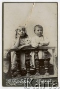 Ok. 1905, Dźwińsk, Rosja.
Fotografia gabinetowa, dwoje dzieci, z lewej Zofia Masłow.
Fot. G. Klatzkin, Dwinsk; zbiory Ośrodka KARTA, udostępnił Michał Bauer