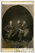 Ok. 1900, Syberia, Rosja.
Trzej mężczyźni, portret gabinetowy, z prawej siedzi Konstanty Masłow, naczelnik poczty w Czicie, ojciec Zofii Masłow.
Fot. NN, zbiory Ośrodka KARTA, udostępnił Michał Bauer