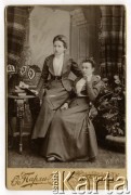 Przed 1914, Psków, Rosja.
Dwie młode kobiety w kostiumach, portet gabinetowy.
Fot. Otto Parly, Psków; zbiory Ośrodka KARTA, udostępnił Michał Bauer