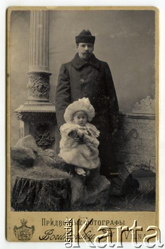 Ok. 1902, Wilno, Rosja.
Michał Wróblewski z siostrzenicą Zofią Masłow, dziewczynka trzyma w ręku lalkę.
Fot. Boutkowsky (Butkowski), zbiory Ośrodka KARTA, udostępnił Michał Bauer