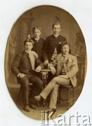 Przed 1900, Petersburg, Rosja.
Czterej młodzi mężczyźni - portret gabinetowy, z prawej stoi Michał Wróblewski.
Fot. NN, zbiory Ośrodka KARTA, udostępnił Michał Bauer