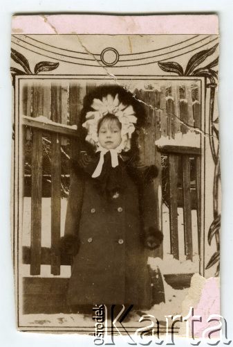 Ok. 1905, Rosja.
Zofia Masłow w zimowym palcie, portret.
Fot. NN, zbiory Ośrodka KARTA, udostępnił Michał Bauer