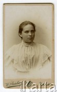 Przed 1914, Dźwińsk, Rosja.
Portret młodej kobiety w białej bluzce.
Fot. W. Steinberg, Dwińsk; zbiory Ośrodka KARTA, udostępnił Michał Bauer