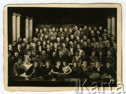 1946, Workuta, Komi, ZSRR.
Zespół Teatru Kombinatu Workut-Węgiel po Przedstawieniu 