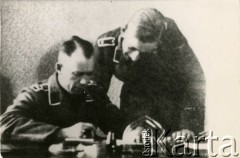 1939-1942, Płońsk (?), Polska.
Pracownicy Einsatzkommando 3, dowodzonej przez Sturmbannführera Waltera Albath'a. 
Fot. NN, zbiory Ośrodka KARTA, przekazał Jan Ptasiński