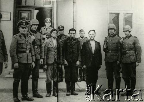 Wrzesień 1939, Płońsk, Polska.
Trzej pierwsi Polacy skazani przez Einsatzkommando 3 na karę śmierci. Skazańcy i oprawcy stoją przed gmachem szkoły, w której znajdowała się główna siedziba 