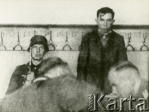 Wrzesień 1939, Płońsk, Polska.
Jedna z trzech pierwszych ofiar skazanych przez Einsatzkommando 3 na karę śmierci. Fotografia wykonana w siedzibie Sądu Wojennego przez funkcjonariusza Einsatzkommando 3, wchodzącej w skład Einsatzgruppe V, dowodzonej przez Ernsta Damzoga.
Fot. NN, zbiory Ośrodka KARTA, przekazał Jan Ptasiński