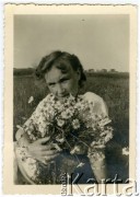 Lato 1944, Warszawa, Generalne Gubernatorstwo.
Maria Jędrych z bukietem kwiatów na łące.
Fot. NN, kolekcja Elżbiety Jędrych-Pordes, zbiory Ośrodka KARTA.
