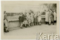 Lato 1953 lub 1954, Warszawa, Polska.
Wycieczka do ZOO, Maria Jędrych (3. z lewej) ze znajomymi i dziećmi: Elżbietą (4. z lewej), Anną (5. z lewej) i Adamem (2. z lewej). 
Fot. NN, kolekcja Elżbiety Jędrych-Pordes, zbiory Ośrodka KARTA.