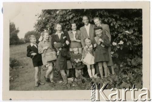 Lato 1953 lub 1954, Warszawa, Polska.
Wycieczka do ZOO, na zdjęciu m.in. Maria Jędrych (3. z lewej) i jej dzieci: Elżbieta (2. z lewej), Anna (przed matką) i Adam (1. z lewej). 
Fot. NN, kolekcja Elżbiety Jędrych-Pordes, zbiory Ośrodka KARTA.