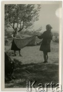 Maj 1954, Góry Świętokrzyskie, Polska.
Przed namiotem na biwaku harcerskim.
Fot. NN, kolekcja Elżbiety Jędrych-Pordes, zbiory Ośrodka KARTA.
