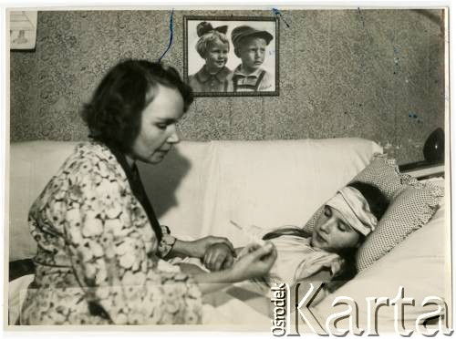 1955, Warszawa, Polska.
Maria Jędrych z córką Elżbietą. Zdjęcie wykonane na konkurs 
