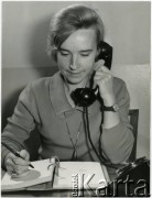 Wrzesień 1968, Warszawa, Polska.
Elżbieta Jędrych w czasie pracy w redakcji gazety 