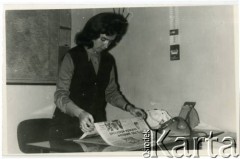 25.09.1972, Warszawa, Polska.
Dziennikarka Elżbieta Jędrych w czasie pracy w redakcji 