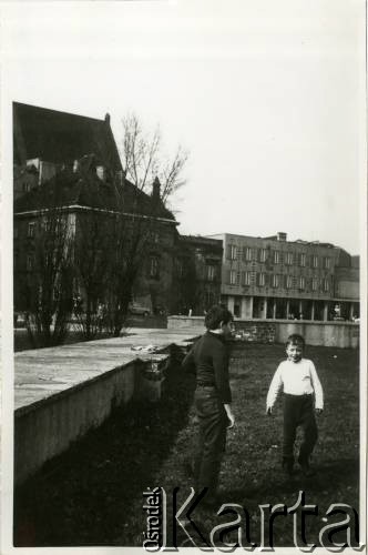 Wiosna 1971, Warszawa, Polska.
Stare Miasto, chłopcy na placu Zamkowym. W głębi z lewej  Mansjonaria (znana też jako Kamienica nad Kanałem lub Kamienica Kościelskich).
Fot. Elżbieta Jędrych-Pordes, zbiory Ośrodka KARTA.
