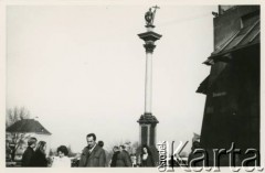 1971, Warszawa, Polska.
Plac Zamkowy, widoczna Kolumna Zygmunta III Wazy.
Fot. Elżbieta Jędrych-Pordes, zbiory Ośrodka KARTA.

