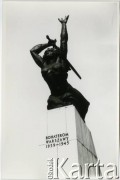 1971, Warszawa, Polska.
Pomnik Bohaterów Warszawy (Warszawska Nike) na placu Teatralnym. 
Fot. Elżbieta Jędrych, kolekcja Elżbiety Jędrych-Pordes, zbiory Ośrodka KARTA.
