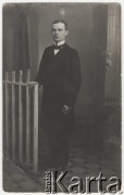 1917, brak miejsca
Portret mężczyzny w garniturze.
Fot. NN, zbiory Ośrodka KARTA, album rodziny Skorupskich udostępniła Agata Witerska
