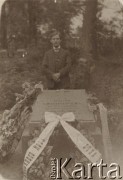 Przed 1914, Brześć nad Bugiem, Rosja.
Władysław Skorupski nad grobem swojego ojca i brata. Na płycie nagrobnej napis: 