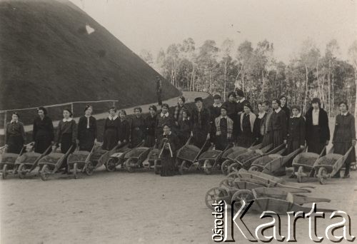 1935, Kraków, Polska.
Uczestniczki prac przy usypywaniu Kopca Józefa Piłsudskiego (Kopca Niepodległości, Kopca Wolności) na Sowińcu. Pierwsza z lewej stoi Irena Skorupska.
Fot. NN, zbiory Ośrodka KARTA, album Ireny Skorupskiej udostępniła Agata Witerska