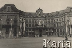 Lata 30-te, Warszawa, Polska.
Ratusz w Pałacu Jabłonowskich ozdobiony herbem Warszawy, flagami i napisem 