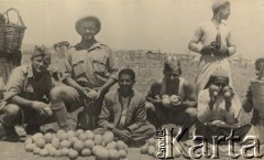 10.06.1940, Ibno, Palestyna.. 
Żołnierze Armii Andersa kupujący owoce od miejscowej ludności, drugi od prawej Wacław Jastrzębski.
Fot. NN, zbiory Ośrodka KARTA, udostępnił Wacław Jastrzębski
