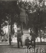 Lata 40-te, Włochy.
Żołnierze Armii Andersa stojący obok pomnika cesarza Oktawiana Augusta, z lewej stoi Wacław Jastrzębski.
Fot. NN, zbiory Ośrodka KARTA, udostępnił Wacław Jastrzębski
