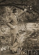 Lata 40-te, brak miejsca.
Portret mężczyzny w garniturze i kapeluszu stojącego nad brzegiem rzeki.
Fot. NN, zbiory Ośrodka KARTA, udostępnił Wacław Jastrzębski

