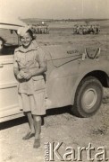 30.08.1942, Rehovoth, Palestyna.
Dziewczyna w mundurze stojąca obok samochodu. Podpis na odwrocie: 