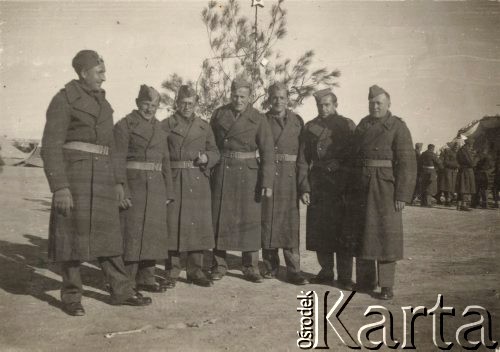 Grudzień 1941, ZSRR.
Święta Bożego Narodzenia, grupa żołnierzy formującej się Armii Andersa stoi na tle choinki. Drugi od lewej stoi Wacław Jastrzębski.
Fot. NN, zbiory Ośrodka KARTA, udostępnił Wacław Jastrzębski