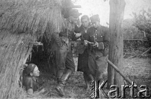 1944, Końskie (okolice), Polska.
Partyzanci Narodowych Sił Zbrojnych z oddziału Józefa Wyrwy ps. 