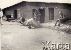 1917, Szczypiorno k/Kalisza, Polska.
Niemiecki obóz dla internowanych jeńców wojennych - polskich legionistów w Szczypiornie. Żołnierze przed barakiem podczas posiłku. Na zdjęciu podpis: 