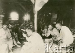 1917, Szczypiorno k/Kalisza, Polska.
Niemiecki obóz dla internowanych jeńców wojennych - polskich legionistów w Szczypiornie. Jeńcy w baraku podczas posiłku. Na zdjęciu podpis: 