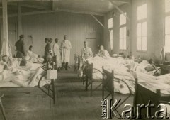 1917, Szczypiorno k/Kalisza, Polska.
Niemiecki obóz dla internowanych jeńców wojennych - polskich legionistów w Szczypiornie. Chorzy jeńcy i sanitariusze w izbie szpitalnej. Na zdjęciu podpis: 