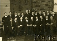 1920-1939, brak miejsca., Polska.
Grupa mężczyzn w garniturach. Fotografia wykonana przez zakład fotograficzny 