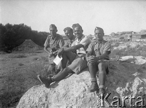 1940-1944, brak miejsca.
Polscy żołnierze, drugi z lewej siedzi Czesław Dobrecki.
Fot. NN, zbiory Ośrodka KARTA, Pogotowie Archiwalne [PAF_015], przekazał Krzysztof Dobrecki