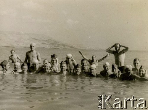 28.06.1940, Samekh, Palestyna.
Żołnierze Brygady Strzelców Karpackich kąpią się w jeziorze Genezaret. Oryginalny podpis z tyłu fotografii: 