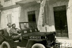 1940-1943, brak miejsca.
Trzej polscy żołnierze w samochodzie.
Fot. Czesław Dobrecki, zbiory Ośrodka KARTA, Pogotowie Archiwalne [PAF_015], przekazał Krzysztof Dobrecki