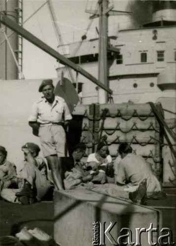 1946-1947, brak miejsca.
Żołnierze 2 Korpusu Polskiego na statku płynącym z Włoch do Wielkiej Brytanii w 1946 roku lub w 1947 na statku 