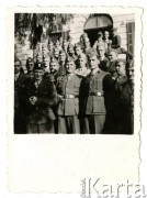 28.11.1940, Jerozolima, Palestyna.
Chór oficerski przed studiem radia palestyńskiego. Oryginalny podpis z tyłu fotografii: 