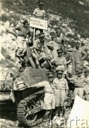 Maj 1944, Monte Cassino, Włochy.
Żołnierze 2 Korpusu Polskiego przy rozbitym czołgu u podnóża Monte Cassino. Oryginalny podpis na odwrocie zdjęcia: 