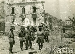 Maj 1944, Cassino, Włochy.
Żołnierze 2 Korpusu Polskiego przy ostrzelanym budynku w Cassino. Oryginalny podpis z tyłu zdjęcia: 