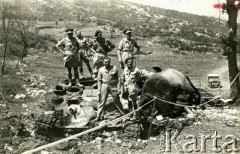 Maj 1944, Monte Cassino, Włochy.
Uczestnicy walk o Monte Cassino przy wraku czołgu u podnóża góry Monte Cassino. Oryginalny podpis na odwrocie zdjęcia: 