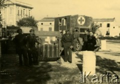 Grudzień 1945, Włochy.
Ciężarówka sanitarna na polowej stacji paliw.
Fot. Czesław Dobrecki, zbiory Ośrodka KARTA, Pogotowie Archiwalne [PAF_015], przekazał Krzysztof Dobrecki