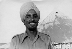 Maj 1942, Palestyna.
Hinduski żołnierz. W tle namiot wojskowy. Oryginalny podpis z tyłu fotografii: 
