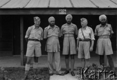 Kwiecień 1942, Palestyna.
Żołnierze Samodzielnej Brygady Strzelców Karpackich i żołnierze hinduscy przed Izbą Chorych. Oryginalny podpis z tyłu zdjecia: 