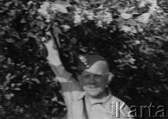 Kwiecień 1942, Palestyna.
Żołnierz Samodzielnej Brygady Strzelców Karpackich: porucznik Maćkowiak. Oryginalny podpis z tyłu fotografii: 