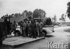 Kwiecień 1942, Sarafand, Palestyna.
Żołnierze polscy przy dystrybutorze benzyny. Oryginalny opis z tyłu fotografii: 