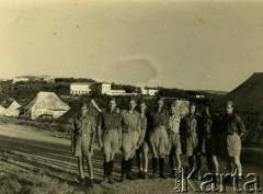 07.07.1940, Latrun, Palestyna.
Żołnierze Samodzielnej Brygady Strzelców Karpackich w tle klasztor Trapistów w Latrun, czwarty od lewej Czesław Dobrecki. Oryginalny podpis na odwrocie fotografii: 