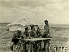 07.07.1940, Latrun, Palestyna.
Pięciu żołnierzy Samodzielnej Brygady Strzelców Karpackich przy drewnianym stole, w tle namiot wojskowy, pierwszy z prawej Czesław Dobrecki. Oryginalny podpis na odwrocie fotografii: 
